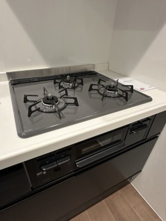 【キッチン】 | 【新築】(仮称)ELPIS COURT KURIKI | グリル付き3口ガスコンロのシステムキッチンです☆3口コンロは複数の調理を同時にできるので時短にもGOOD☆