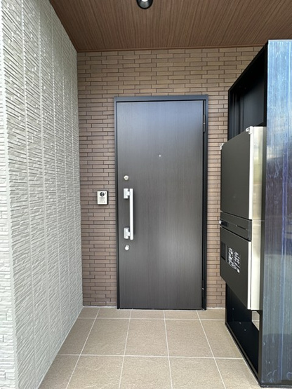 【セキュリティ】 | 【新築】(仮称)ELPIS COURT KURIKI | 玄関扉はダブルロックキーになっています♪防犯性が高く、安心ですね！