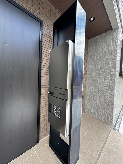 【その他共用部分】 | 【新築】(仮称)ELPIS COURT KURIKI | エントランスには宅配BOXがあるので荷物の受け取りもスムーズに♪再配達を依頼する手間が省けます☆