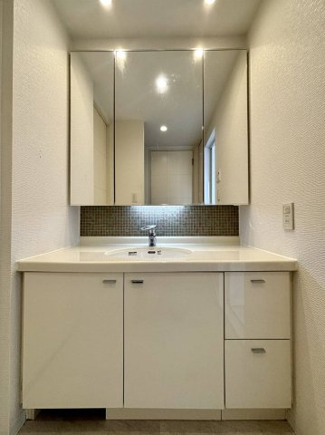 上社シティハウスフレックスの独立洗面台|ホテルライクな三面鏡洗面台。一部タイル仕上げで、お掃除もラクラク！豊富な収納力も魅力です。