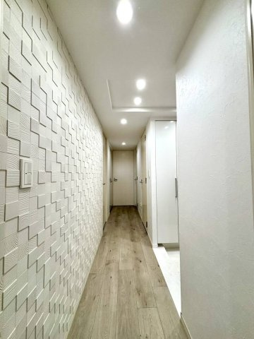 上社シティハウスフレックスの玄関|廊下部分にはエコカラットを施工。湿気や匂いを軽減しながら、上質でデザイン性の高い空間を演出しています。