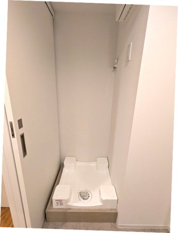 ライトハウス元浅草の設備|洗面室の洗濯機置場は排水口のお手入れしやすい様に手前中央に配置し、足高の防水パンです