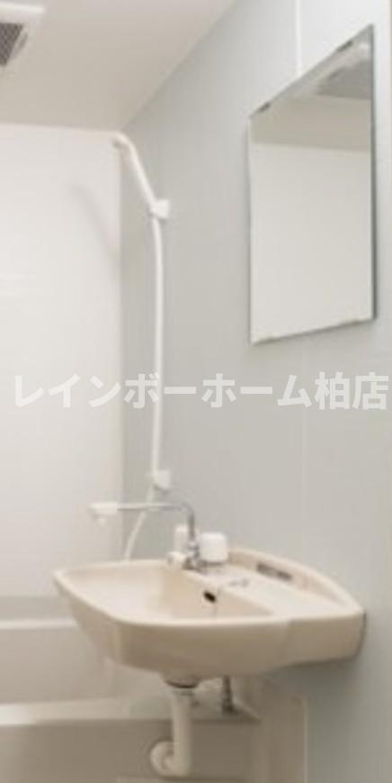 特典：仲介手数料が無料です!!の洗面所|明るい洗面台です