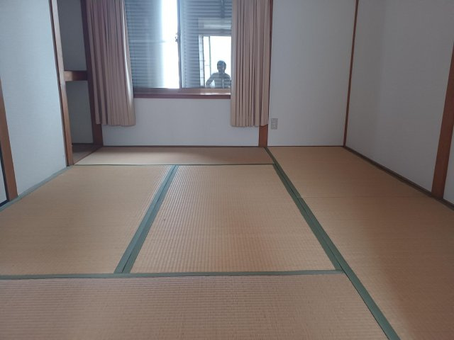 【和室】 | 枚方市黄金野2丁目　戸建 | 2階和室になります。
広さは6畳ございます。
非常に綺麗な状態です。