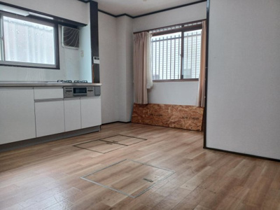 【居間・リビング】 | 枚方市黄金野2丁目　戸建 | ダイニングキッチンになります。
広いので、楽しくお過ごし頂けそうですね♪