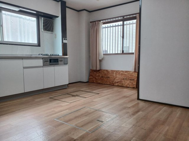 【居間・リビング】 | 枚方市黄金野2丁目　戸建 | ダイニングキッチンになります。
広いので、楽しくお過ごし頂けそうですね♪