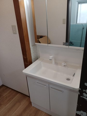 【洗面所】 | 枚方市黄金野2丁目　戸建 | 洗面台になります。
