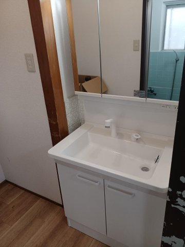 【洗面所】 | 枚方市黄金野2丁目　戸建 | 洗面台になります。

