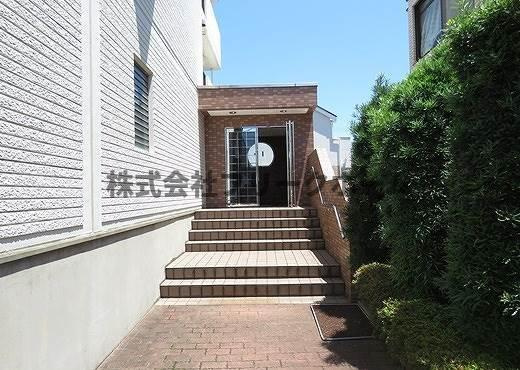 三鷹市北野２丁目の賃貸マンションのエントランス