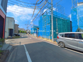 【前面道路含む現地写真】 | 東大和市芋窪4丁目　新築戸建　【全12棟】