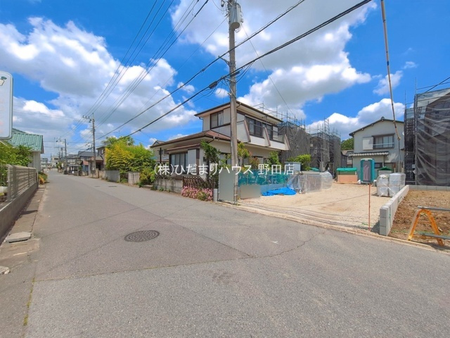 野田市柳沢新田01期　新築戸建　2号棟の前面道路含む現地写真|接道：南西側6ｍ公道