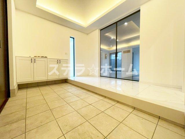大宮1 中古戸建の玄関|明るくて広い玄関です