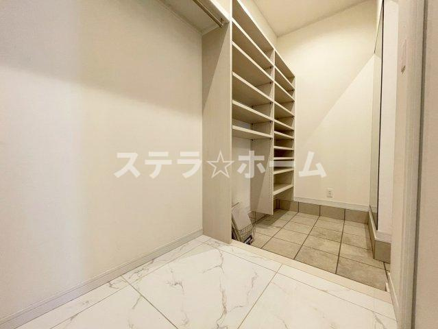 大宮1 中古戸建の玄関|玄関収納スペース豊富です