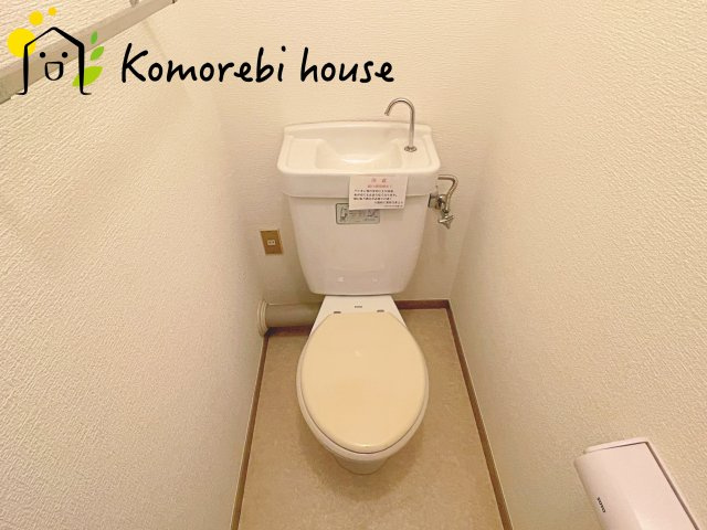 東新井団地23号棟のトイレ|落ち着いた色調のトイレです