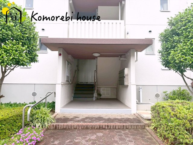 東新井団地23号棟のエントランス|落ち着いたエントランスです