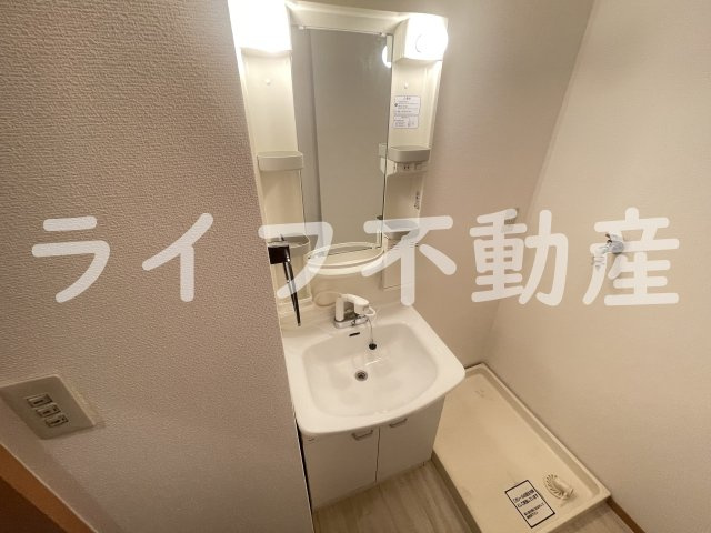 メゾンドゥ長瀬の独立洗面台|朝の支度にも助かる、独立の洗髪洗面化粧台