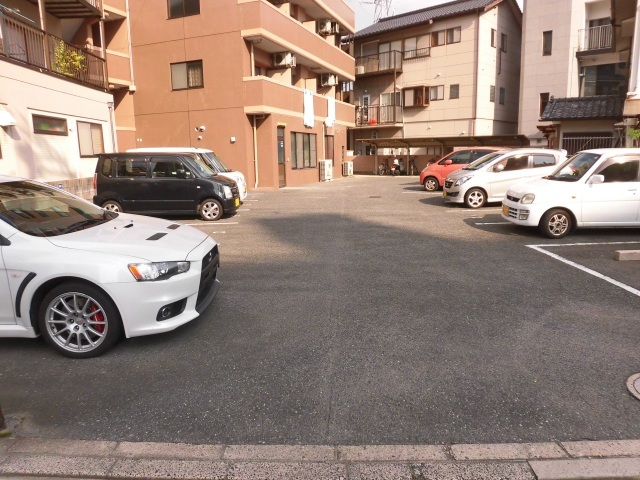 アトラス大町　の駐車場