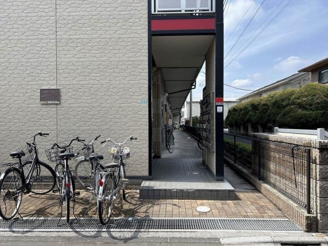 レオパレスアドミラブールワタルのエントランス