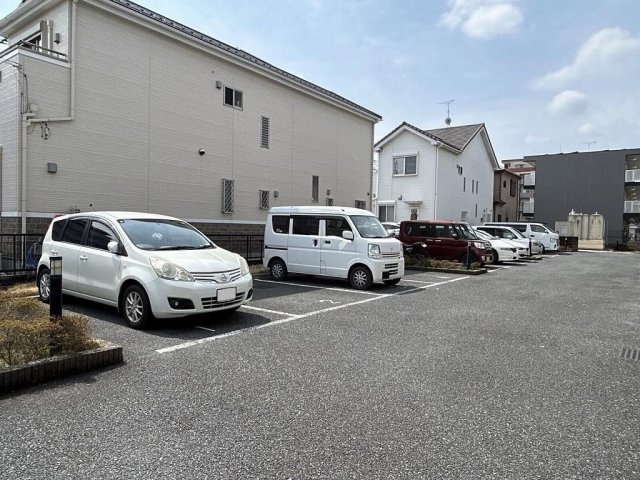 レオパレスアドミラブールワタルの駐車場