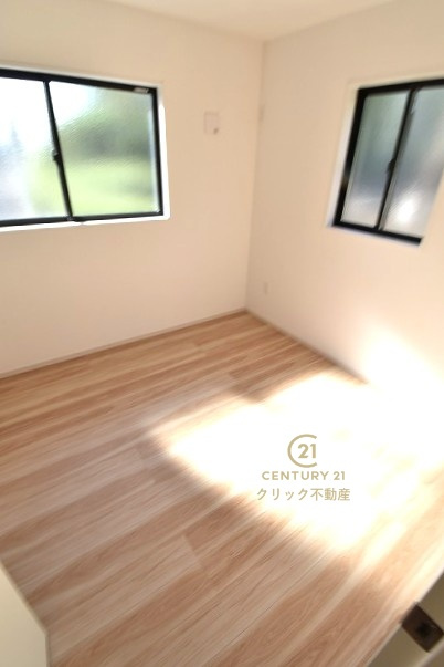 ケイアイフィット　ひたちなか市大成町　3期 　限定1棟！の洋室|二面窓は採光に優れお部屋を明るく照らします。２面の窓から景色が見えるので開放感があり、通風も良く快適にお過ごしいただけます。