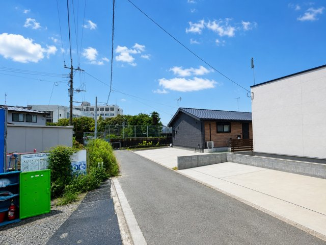 久留米市高良内町の新築一戸建の前面道路含む現地写真