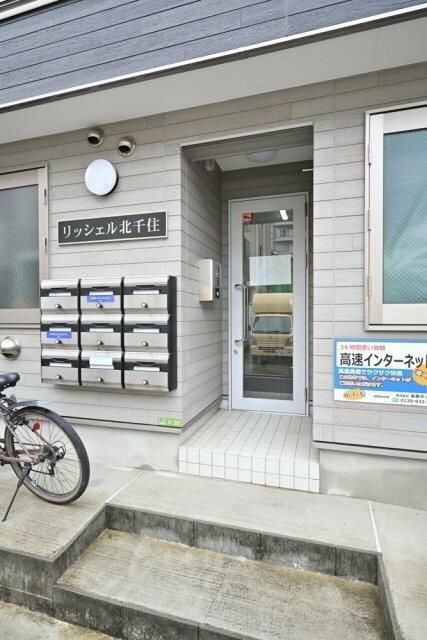 リッシェル北千住のエントランス