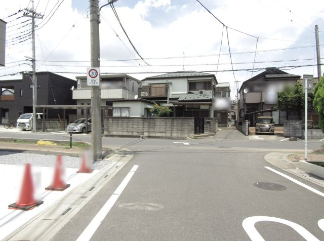 草加市長栄2丁目 新築分譲住宅 全3棟 1号棟の前面道路含む現地写真
