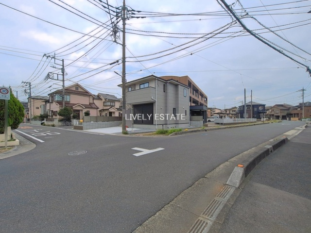 草加市長栄2丁目 新築分譲住宅 全3棟 1号棟の前面道路含む現地写真