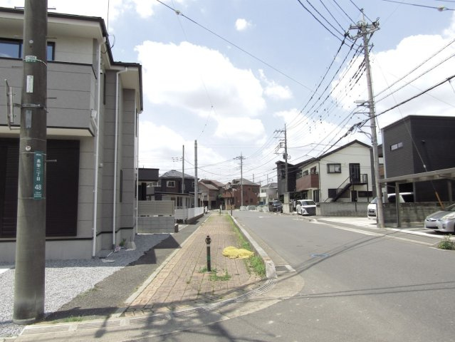 草加市長栄2丁目 新築分譲住宅 全3棟 1号棟の前面道路含む現地写真