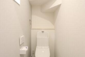 LAVIE土居田2601Aのトイレ|【施工例】トイレは１階、２階に設置。便座はフチ無し形状になっているので、サッとひと拭き、お掃除ラクラク。
