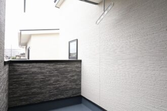 LAVIE土居田2601Aのバルコニー|【施工例】南向きの屋根付きバルコニーは日当たり良好で雨の日も安心♪