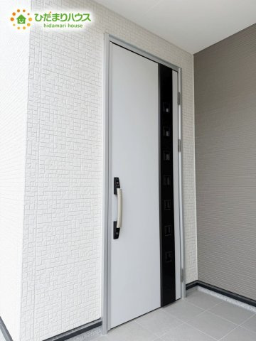 野田市柳沢新田01期　新築戸建　3号棟の玄関|接道：南西側6ｍ公道　（協定道路6.0ｍ）