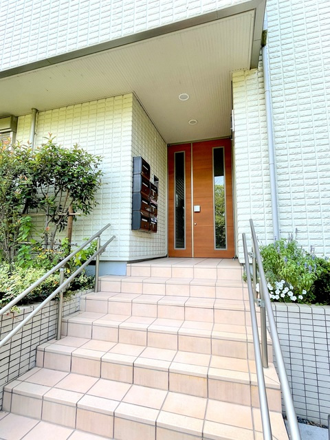 セレッソ東中野のエントランス|★１階でも目線が高いエントランス★