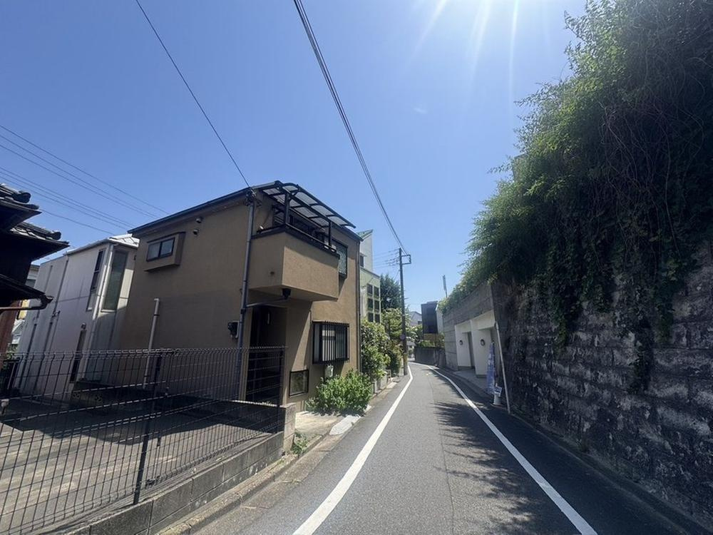 目黒区三田　建築条件なし売地の前面道路含む現地写真