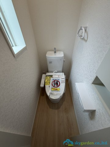厚木市愛名第10　新築戸建　全3棟2号棟のトイレ