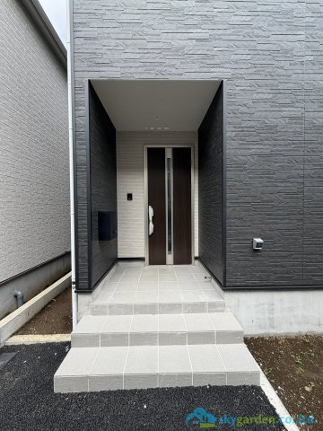 厚木市愛名第10　新築戸建　全3棟2号棟の玄関