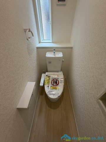 厚木市愛名第10　新築戸建　全3棟2号棟のトイレ