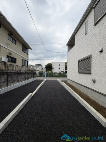 厚木市愛名第10　新築戸建　全3棟2号棟の駐車場
