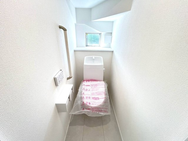ハートフルタウン　一宮市浅井町小日比野　全１区画分譲のトイレ|超表面平滑加工とイオンパワーの「セフィオンテクト」加工で、汚れが付きにくく落ちやすい仕様です。