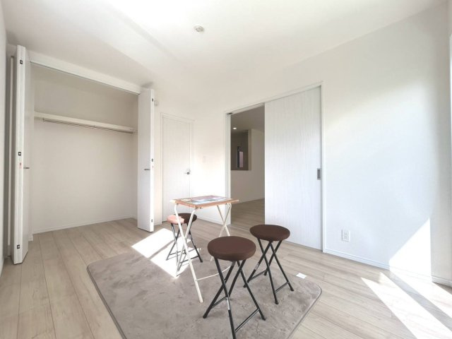 ハートフルタウン　一宮市浅井町小日比野　全１区画分譲の洋室|木目の美しさを際立たせるシンプルデザインで、室内に落ち着きと安らぎを与えてくれます。