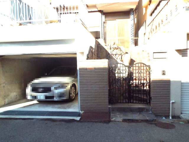 長尾町2丁目　の外観|住まいに上質な顔を演出する玄関ポーチ
