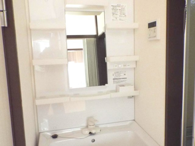 長尾町2丁目　の独立洗面台|収納力と機能性に優れたお手入れラクラク洗面化粧台
