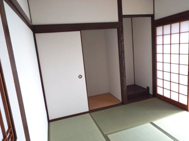 長尾町2丁目　の和室|押入れが付いた６畳の和室のあるお部屋です。
北向きの分、窓を大きくしてあるため、採光は十分です。
