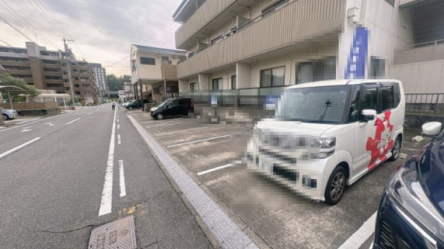 ニッチェル平洲の駐車場