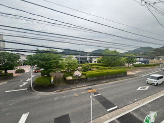 【展望】 | 大竹市小方1丁目【全4区画】No2　 | バルコニーからの開放的な眺望。前面が公園のような緑地になっており、遮るものがなく遠くまで見渡せます。角地ならではの抜け感と、四季折々の自然を感じられる贅沢なロケーションが広がっています。