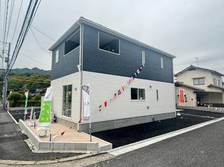 【外観】 | 大竹市小方1丁目【全4区画】No2　 | モノトーンのツートンカラーがスタイリッシュな外観デザイン。角地の特性を活かした配置で陽当りも良好です。カースペースも確保されており、機能性とデザイン性を両立しています。