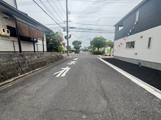 【前面道路含む現地写真】 | 大竹市小方1丁目【全4区画】No2　 | ゆとりある道幅の前面道路。視認性が高く、お車の出し入れもスムーズに行える環境です。落ち着いた住宅街の中にありながら、開放的な印象を与える空間構成となっています。