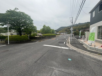 【前面道路含む現地写真】 | 大竹市小方1丁目【全4区画】No2　 | 緑豊かな公園や山々を望む、自然を感じられるロケーション。周辺は歩道が整備されており、小さなお子様がいるご家庭も安心して通行できる、穏やかな住環境が広がっています。