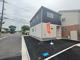 【外観】 | 大竹市小方1丁目【全4区画】No2　 | 開放感のある角地に位置する、ツートンカラーのモダンな外観。前面道路との高低差が少なく、スムーズなアプローチが可能です。周辺に高い建物がなく、空が広く感じられる明るい立地条件が整っています。