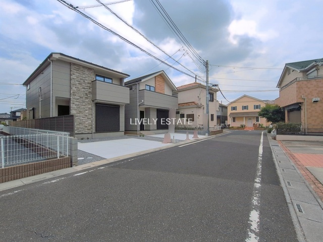 草加市長栄2丁目 新築分譲住宅 全3棟 2号棟の前面道路含む現地写真